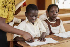 group african kids paying attention class en class