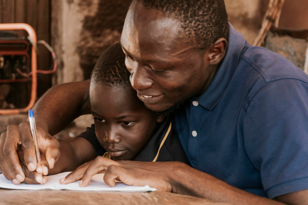 maitre apprend l ecriture a un ecolier